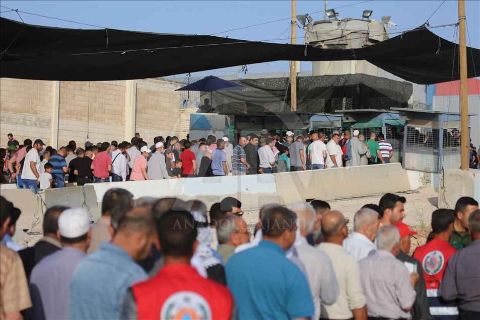 Ramazan ayının ikinci cuma namazı için Kalendiye'den geçişler