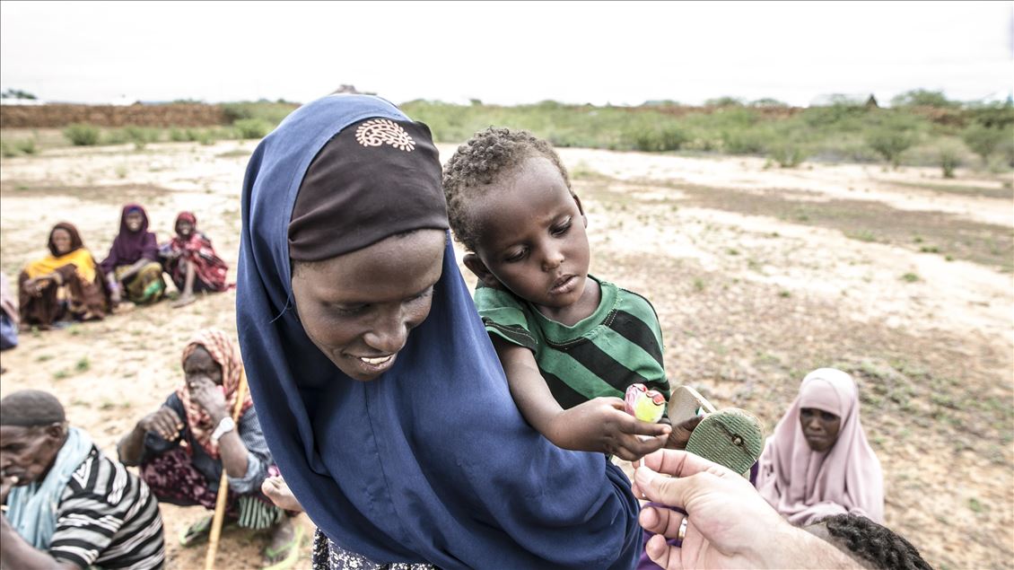 Somalili çocuklar TDV'nin dağıttığı balon ve şekerlerle sevindi
