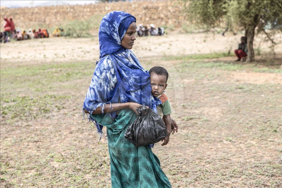 "الديانة" التركي يوزع طرودا غذائية على 4 آلاف نازح بالصومال
