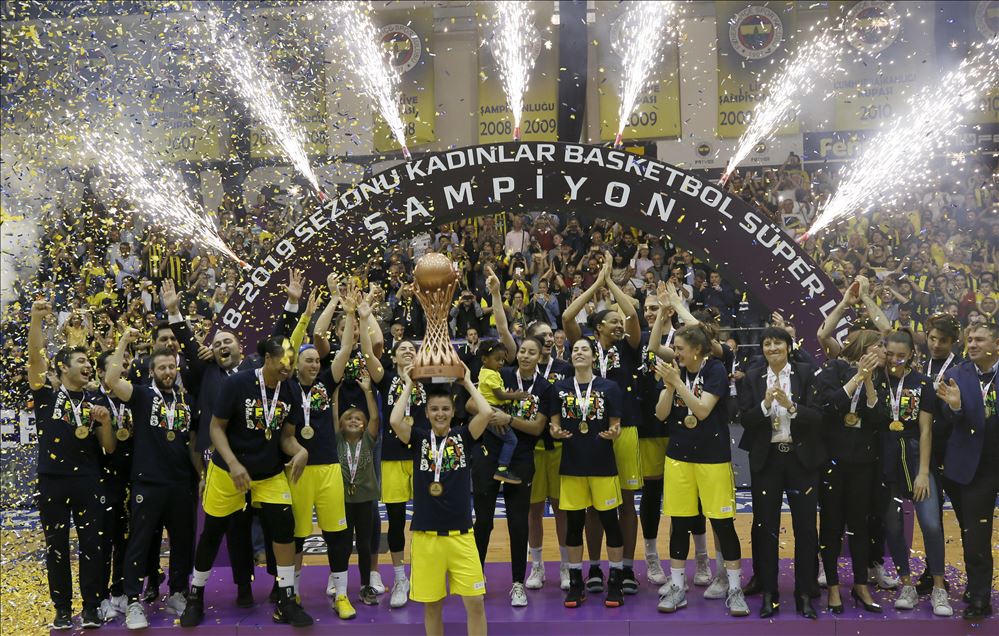 Fenerbahçe şampiyonluk kupasını aldı 