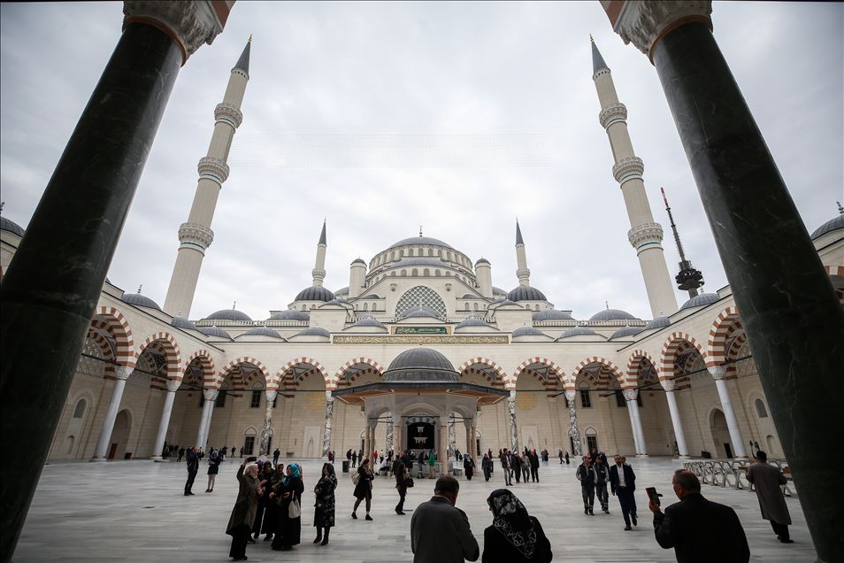 Büyük Çamlıca Camisi'nde ramazanın ilk cuma namazı kılındı
