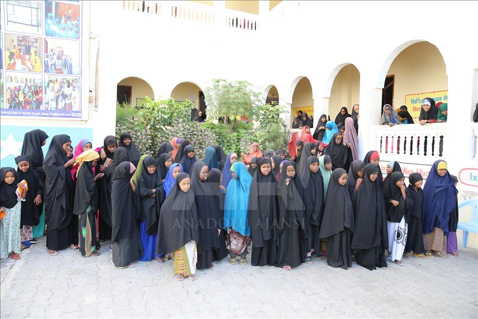 وقف الديانة التركي يقدم مساعدات إنسانية لأيتام الصومال
