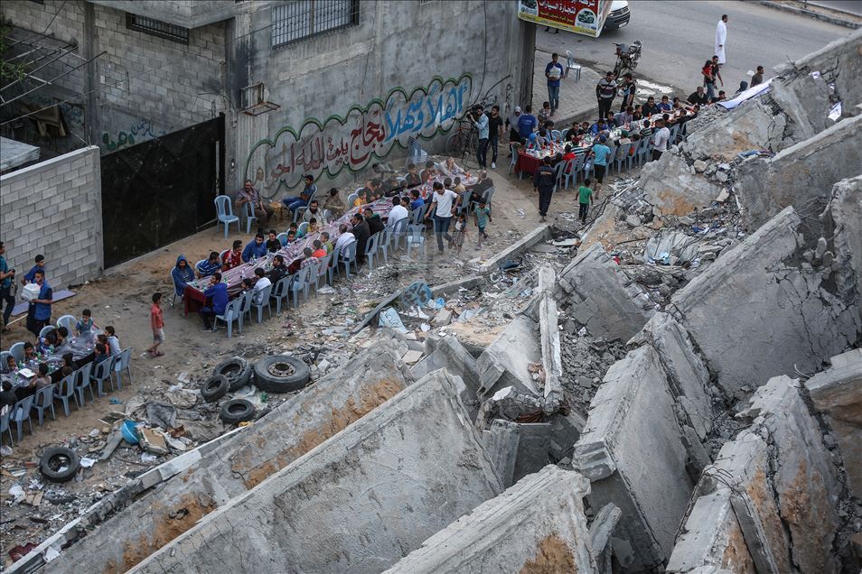 Filistinliler, Gazze’de yıkılan evlerin arasında iftar yaptı