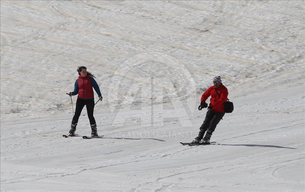 Hakkari'de mayısta kayak keyfi