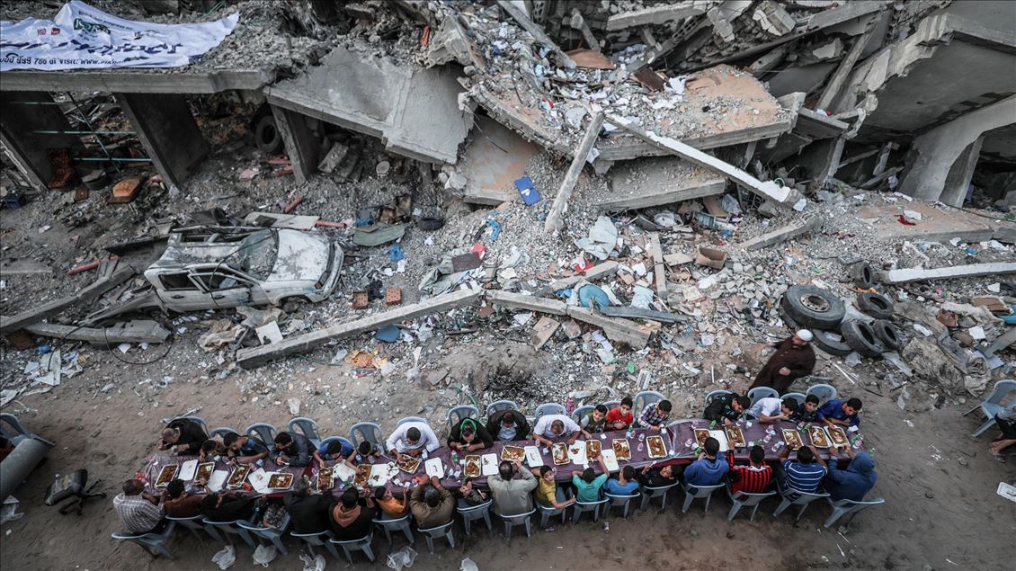 Filistinliler, Gazze’de yıkılan evlerin arasında iftar yaptı
