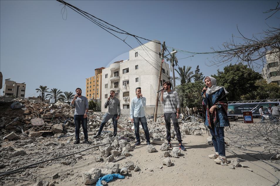 غزة.. إعلان نتائج مسابقة غنائية من على أنقاض مقر الأناضول

