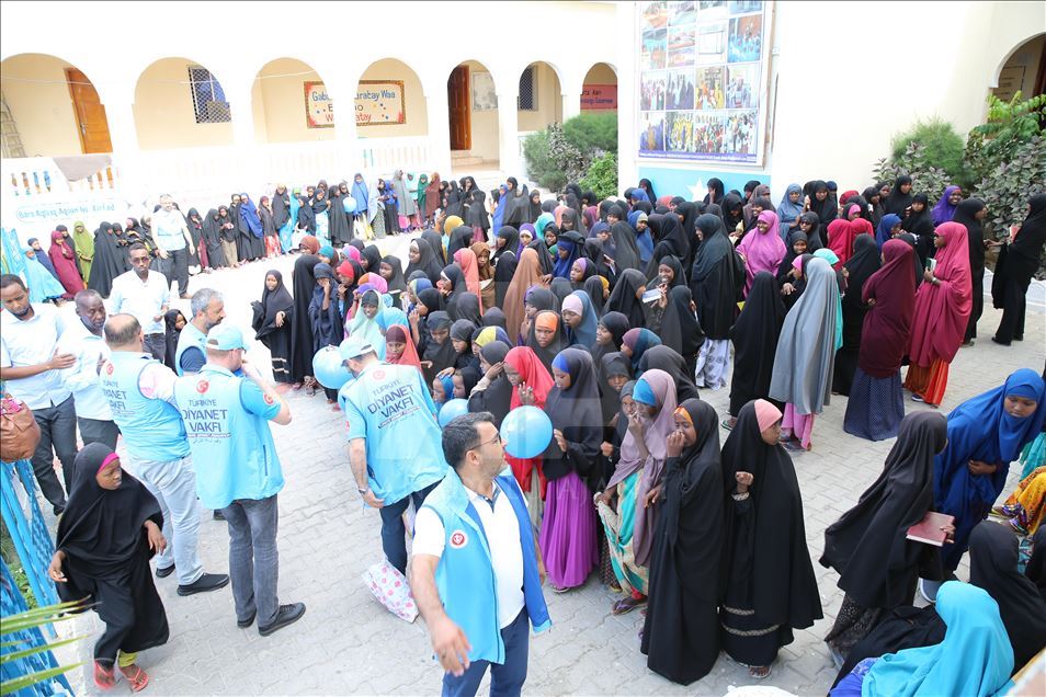 وقف الديانة التركي يقدم مساعدات إنسانية لأيتام الصومال
