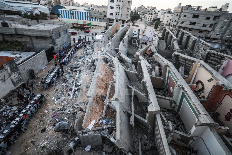 عائلات فلسطينية تفطر على أنقاض منازلها وسط غزة
