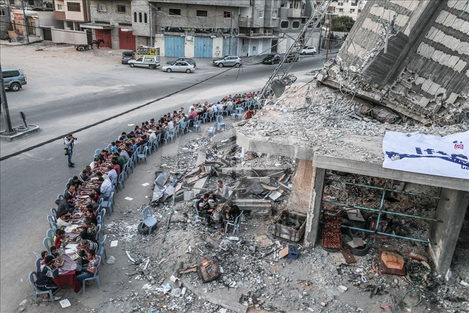 Filistinliler, Gazze’de yıkılan evlerin arasında iftar yaptı
