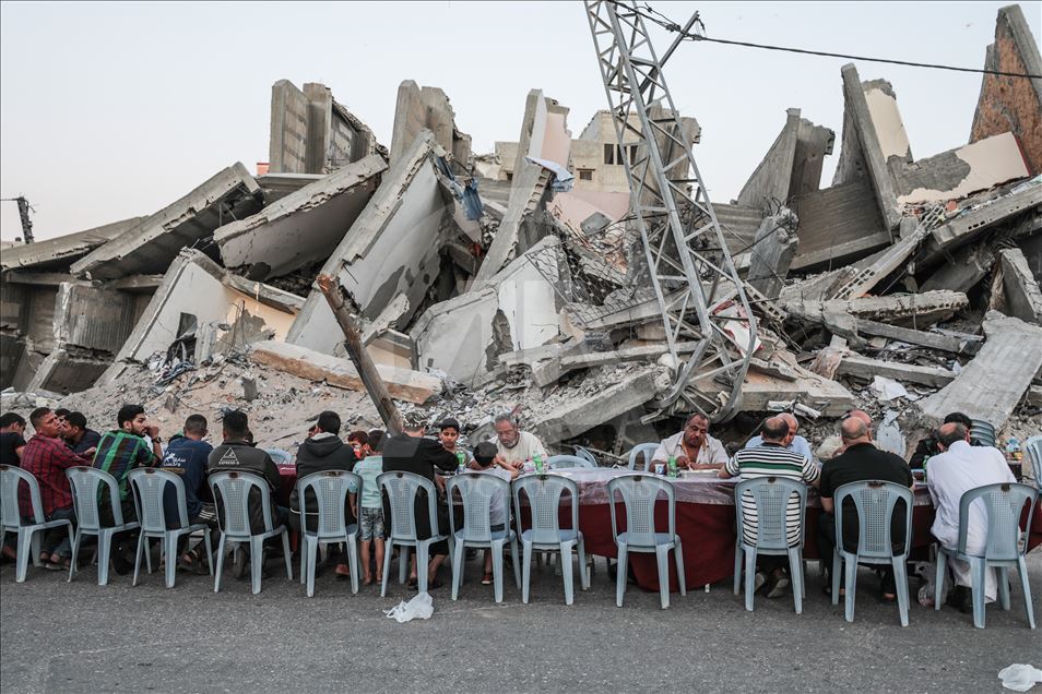 Filistinliler, Gazze’de yıkılan evlerin arasında iftar yaptı
