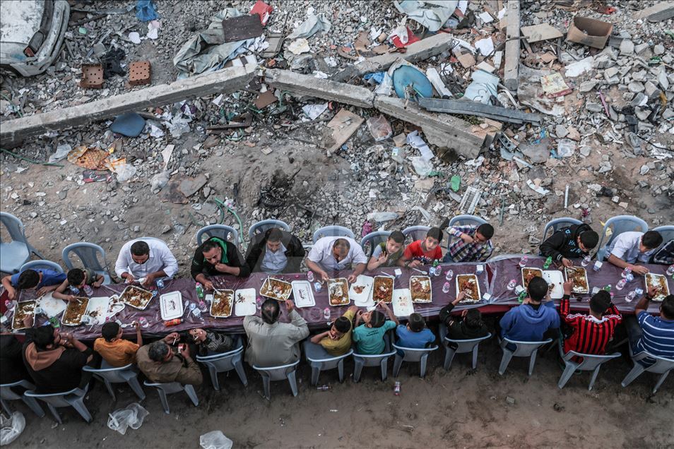 Filistinliler, Gazze’de yıkılan evlerin arasında iftar yaptı