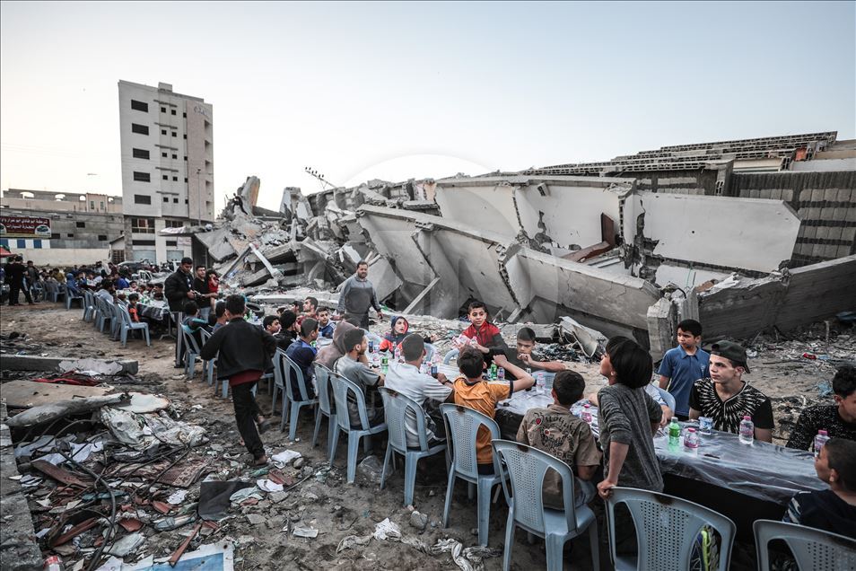 Filistinliler, Gazze’de yıkılan evlerin arasında iftar yaptı