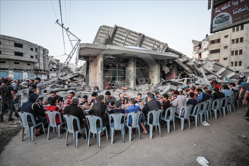 Filistinliler, Gazze’de yıkılan evlerin arasında iftar yaptı