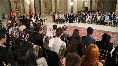 Cumhurbaşkanı Erdoğan, Dolmabahçe Sarayı'nda gençlerle bir araya geldi
