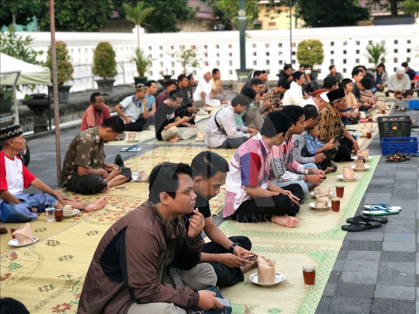 "أسواق الظهيرة".. جزء مهم من ثقافة رمضان في إندونيسيا