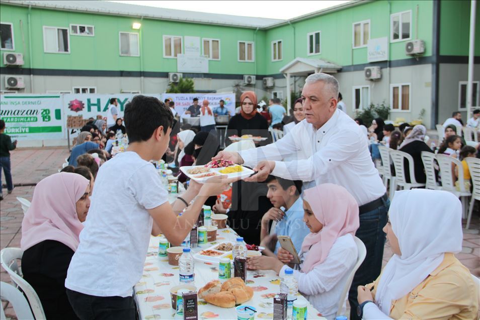 جمعية دولية تقيم مأدبة إفطار لأيتام سوريين في هطاي التركية

