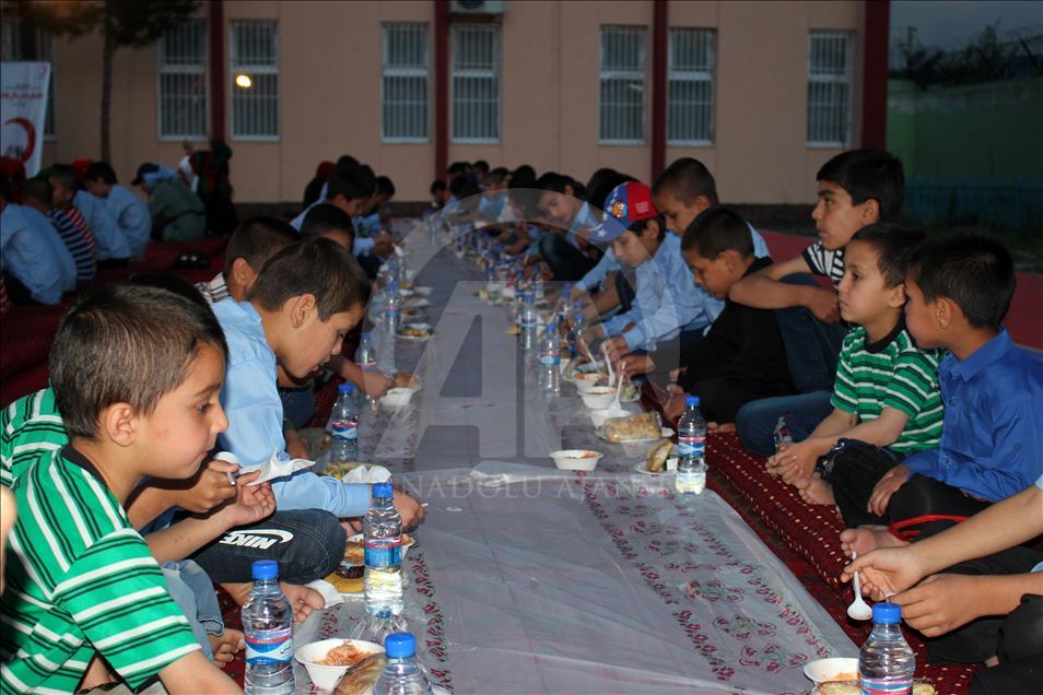 Türk Kızılay'dan Afganistan'daki yetimlere iftar
