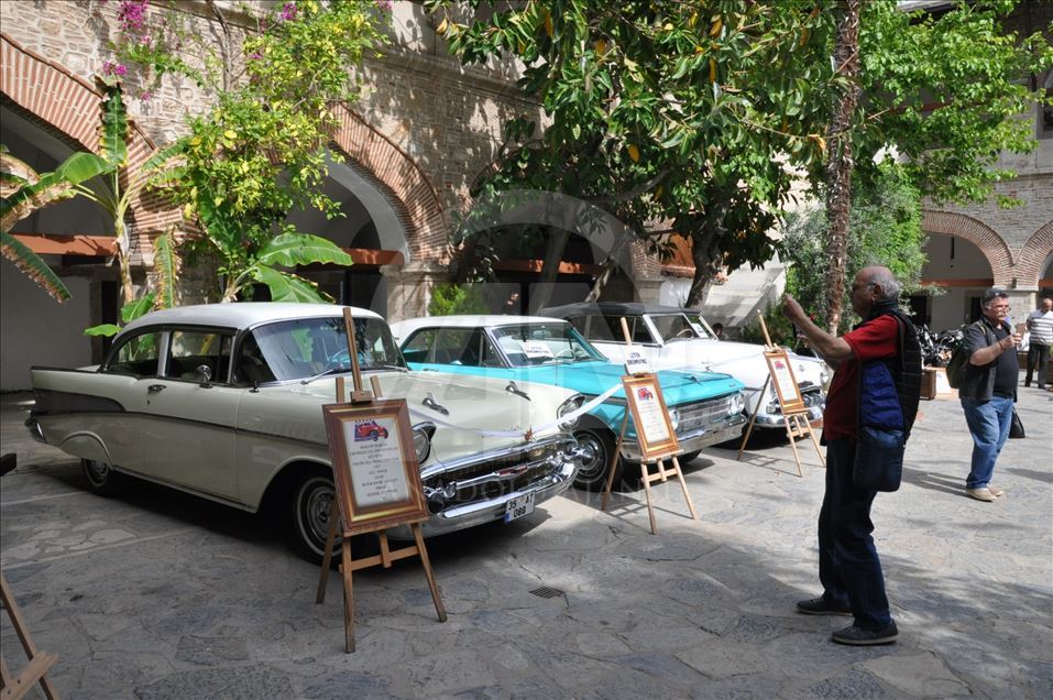 Kuşadası'nda antika otomobil, motosiklet ve soba sergisi 