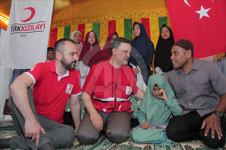 Türk Kızılay Endonezya'da yetimlere iftar verdi