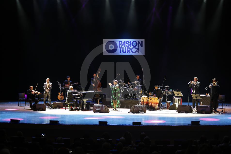 Pink Martini Ankara'da konser verdi