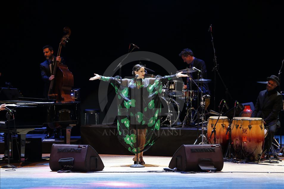 Pink Martini Ankara'da konser verdi