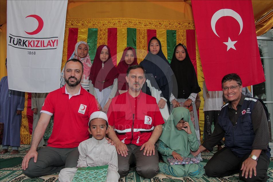 Türk Kızılay Endonezya'da yetimlere iftar verdi