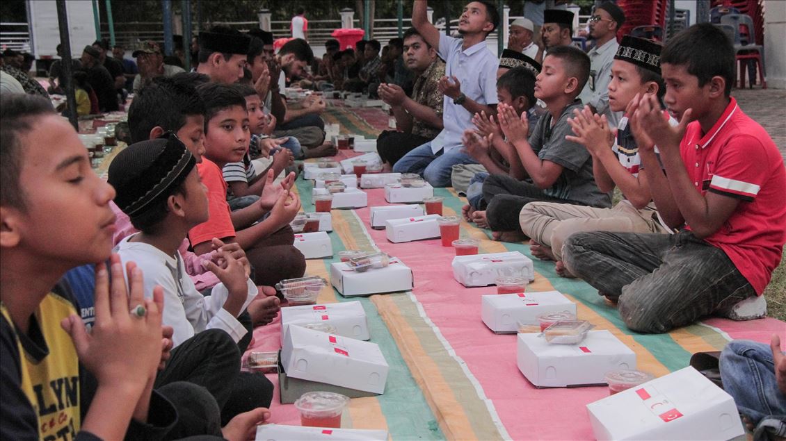 Türk Kızılay Endonezya'da yetimlere iftar verdi