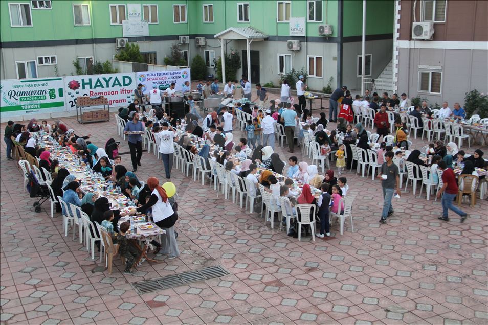 جمعية دولية تقيم مأدبة إفطار لأيتام سوريين في هطاي التركية

