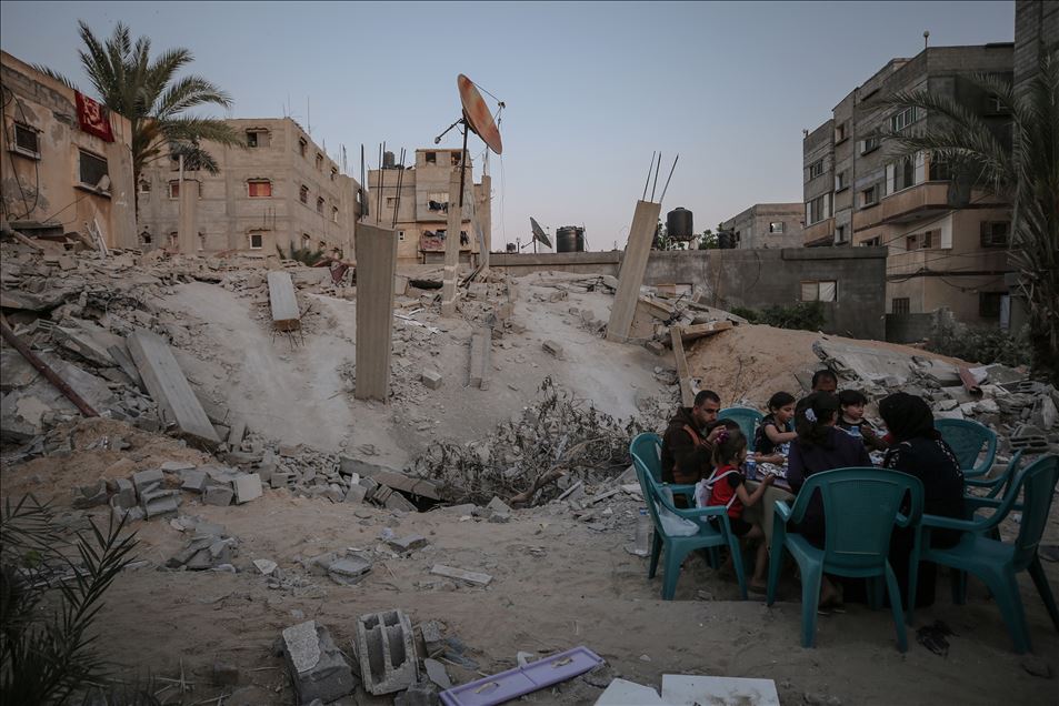 غزة.. إفطار فوق الركام وأحلام مدفونة أسفله
