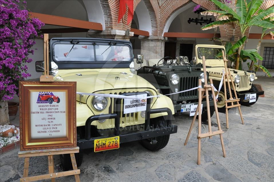 Kuşadası'nda antika otomobil, motosiklet ve soba sergisi 