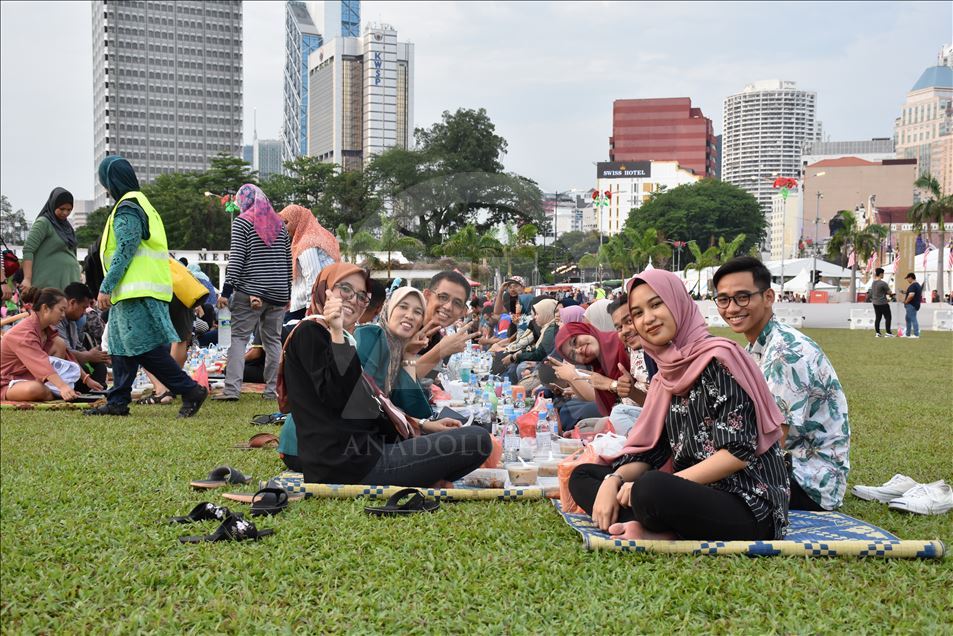 HUZUR VE BEREKET AYI RAMAZAN - Malezya'da ramazanın ruhu toplu iftar etkinliklerinde yaşanıyor