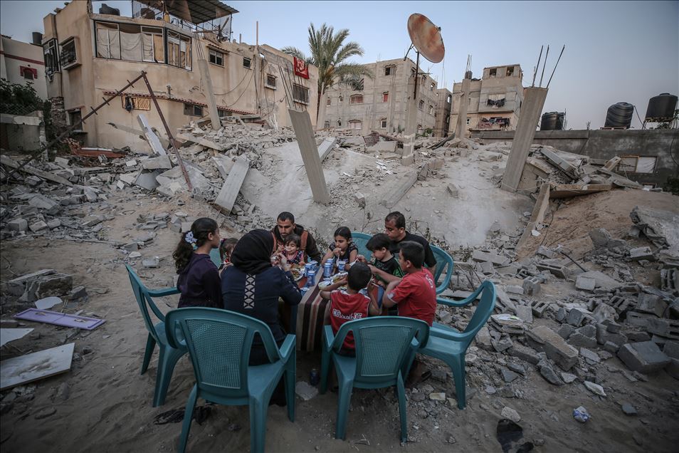 غزة.. إفطار فوق الركام وأحلام مدفونة أسفله
