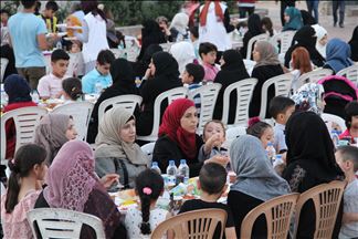 جمعية دولية تقيم مأدبة إفطار لأيتام سوريين في هطاي التركية