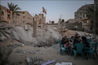 غزة.. إفطار فوق الركام وأحلام مدفونة أسفله