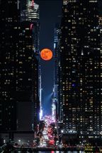 La Luna llena vista a través de los rascacielos de Nueva York