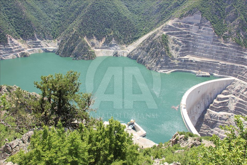 Deriner Barajı'nda dolusavaklardan su bırakıldı