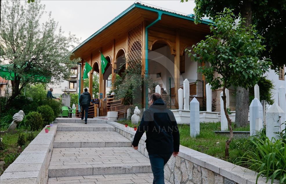 Saraybosna'nın tarihi camisinde "mahalle iftarı"