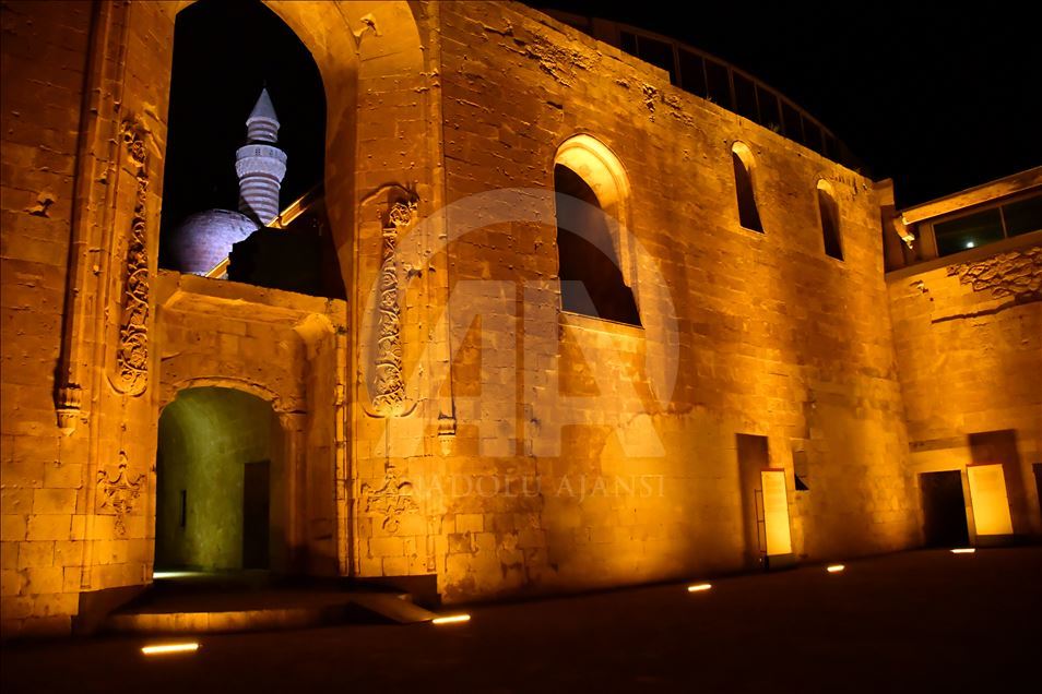 Ecdat yadigarı İshak Paşa Sarayı ışıl ışıl