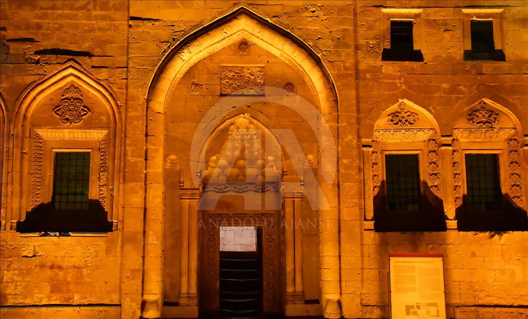 Ecdat yadigarı İshak Paşa Sarayı ışıl ışıl