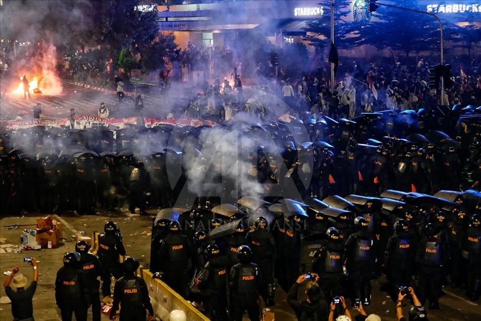 Protesta masiva en Yakarta termina en violencia