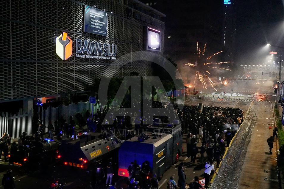 Protesta masiva en Yakarta termina en violencia