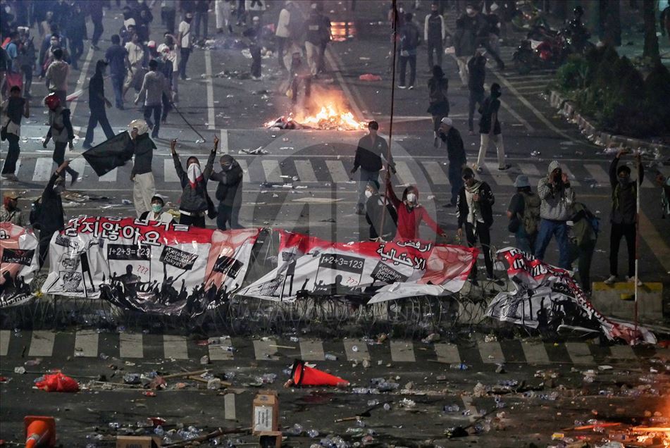 Protesta masiva en Yakarta termina en violencia