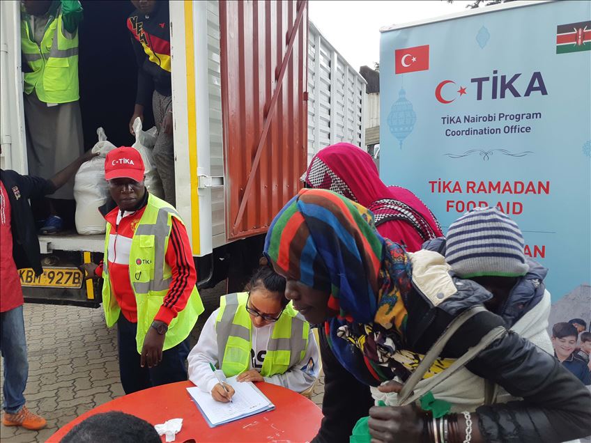 "تيكا" التركية توزع طرودا غذائية على 500 أسرة بكينيا 
