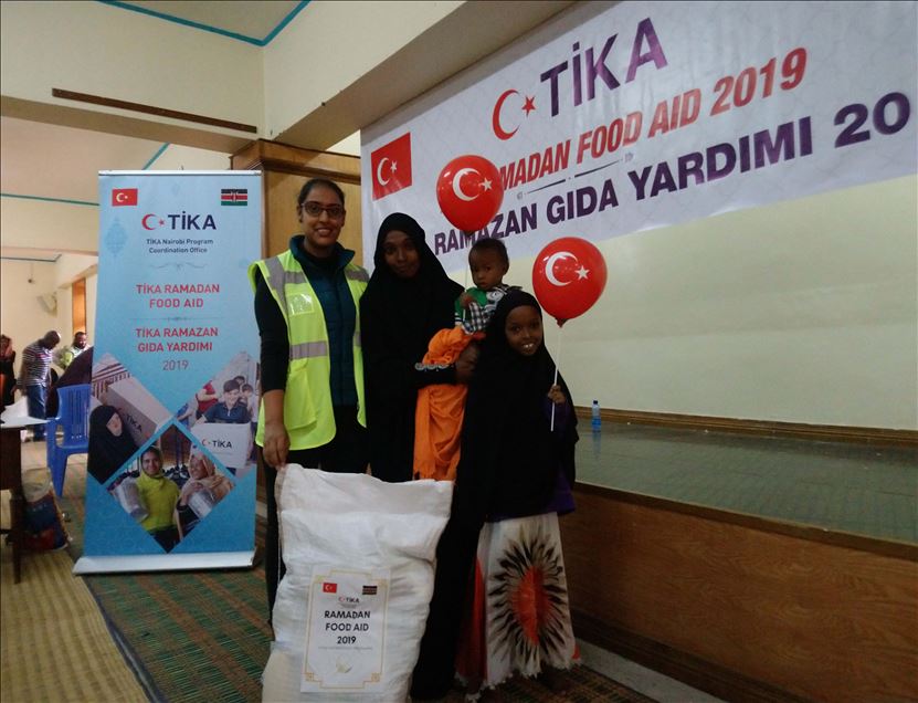 "تيكا" التركية توزع طرودا غذائية على 500 أسرة بكينيا 
