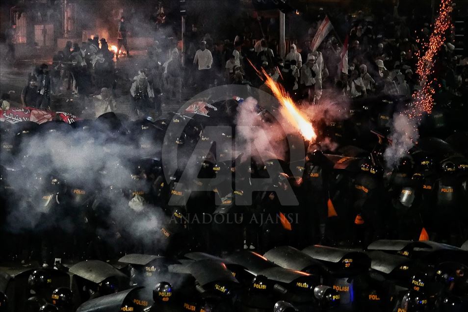 Protesta masiva en Yakarta termina en violencia