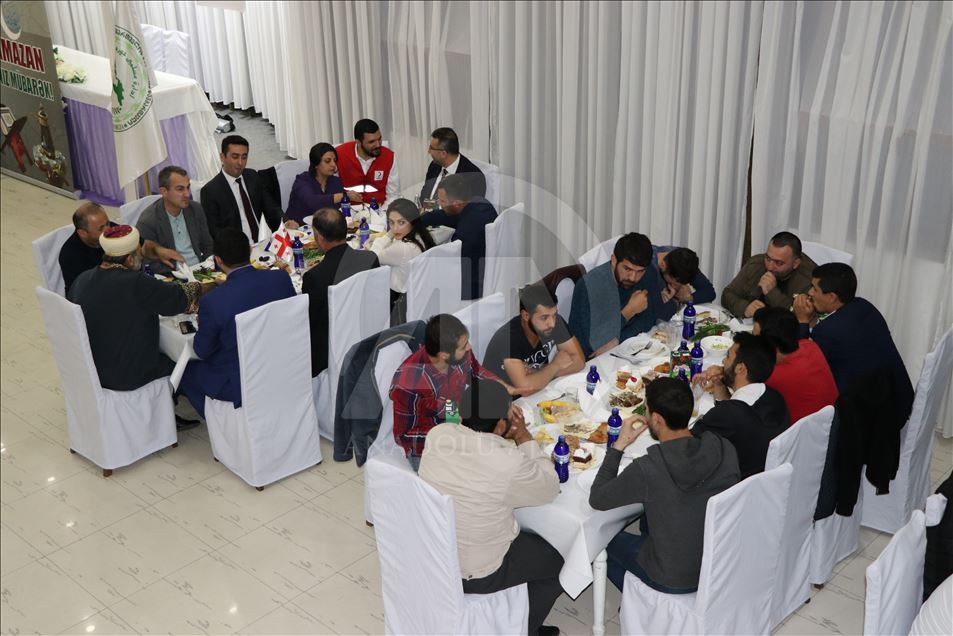 الهلال الأحمر التركي ينظم مأدبة إفطار رمضانية لأيتام في جورجيا
