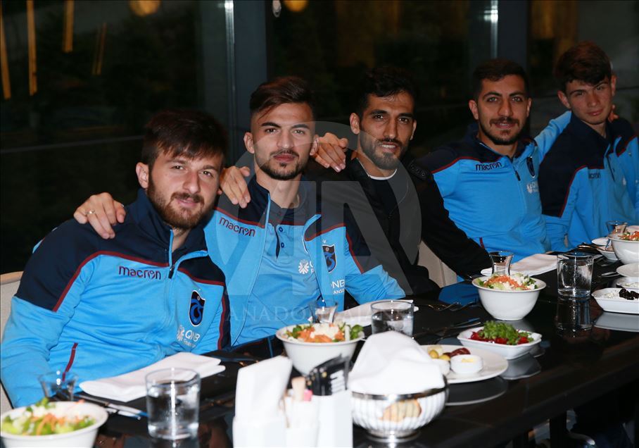 Trabzonsporlu futbolcular, iftar yemeğinde bir araya geldi
