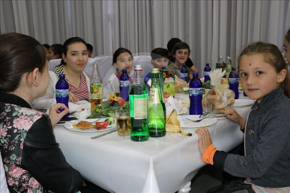 الهلال الأحمر التركي ينظم مأدبة إفطار رمضانية لأيتام في جورجيا
