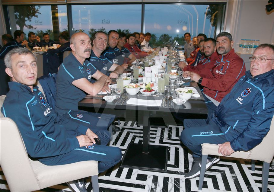 Trabzonsporlu futbolcular, iftar yemeğinde bir araya geldi