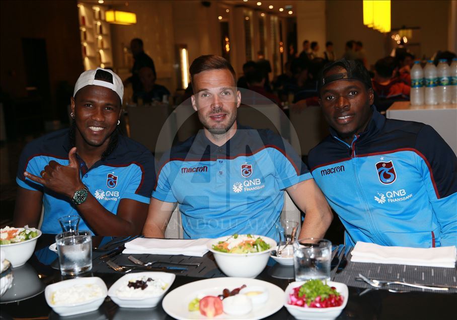 Trabzonsporlu futbolcular, iftar yemeğinde bir araya geldi